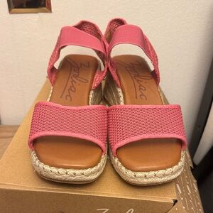 NIB Zodiac Noreen pink sandals size 8.